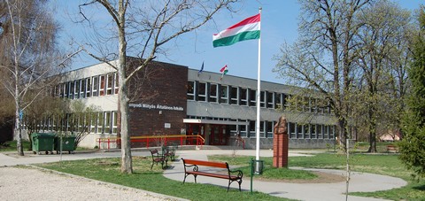 Perkta - Hunyadi Mtys ltalnos Iskola s Alapfok Mvszeti Iskola (fot: Vigh Gyrgy, 2011.04.02.)
